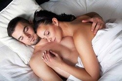 Счастливые в браке супруги спят одинаково