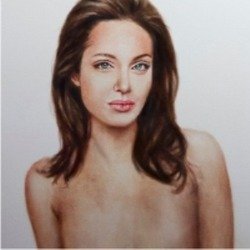 Анджелину Джоли нарисовали без груди