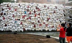 В Китае создан «туалетный» водопад