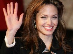 Анджелина Джоли пожертвовала Красному Кресту 50 000 долларов