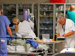 Больницы США ожидает вал паникеров, "умирающих" от Эболы