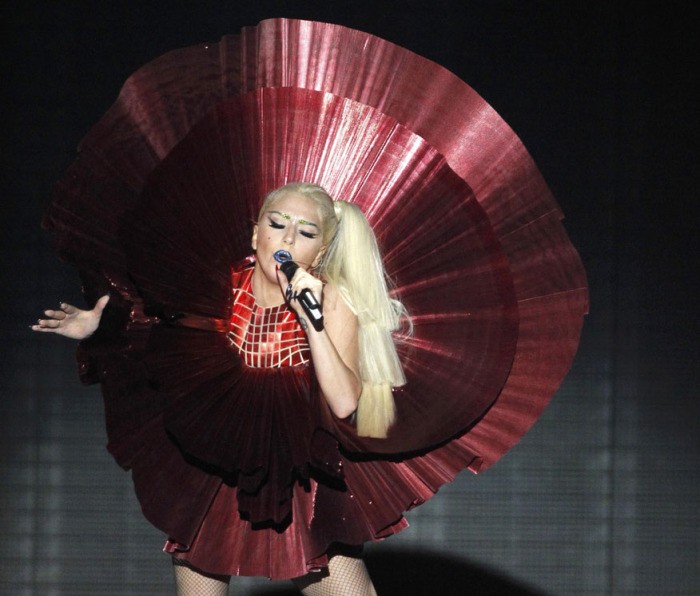 15 самых эпатажных нарядов великолепной Lady Gaga