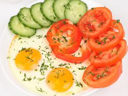 Диетологи: овощи становятся полезнее, если есть их с яйцами