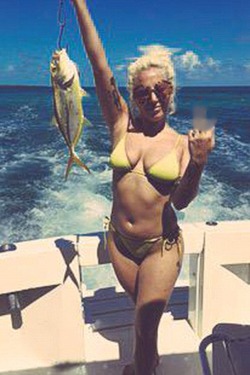 Леди Гага ловит рыбу на Багамах