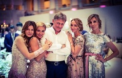 Татьяна Навка шьёт наряд невесты