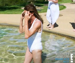 Белый купальник, Кейтлин Дженнер и мужские гениталии – всё в новой фотосессии отца Ким Кардашян