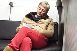 Дмитрий Песков в красных штанах и уггах стал героем интернета
